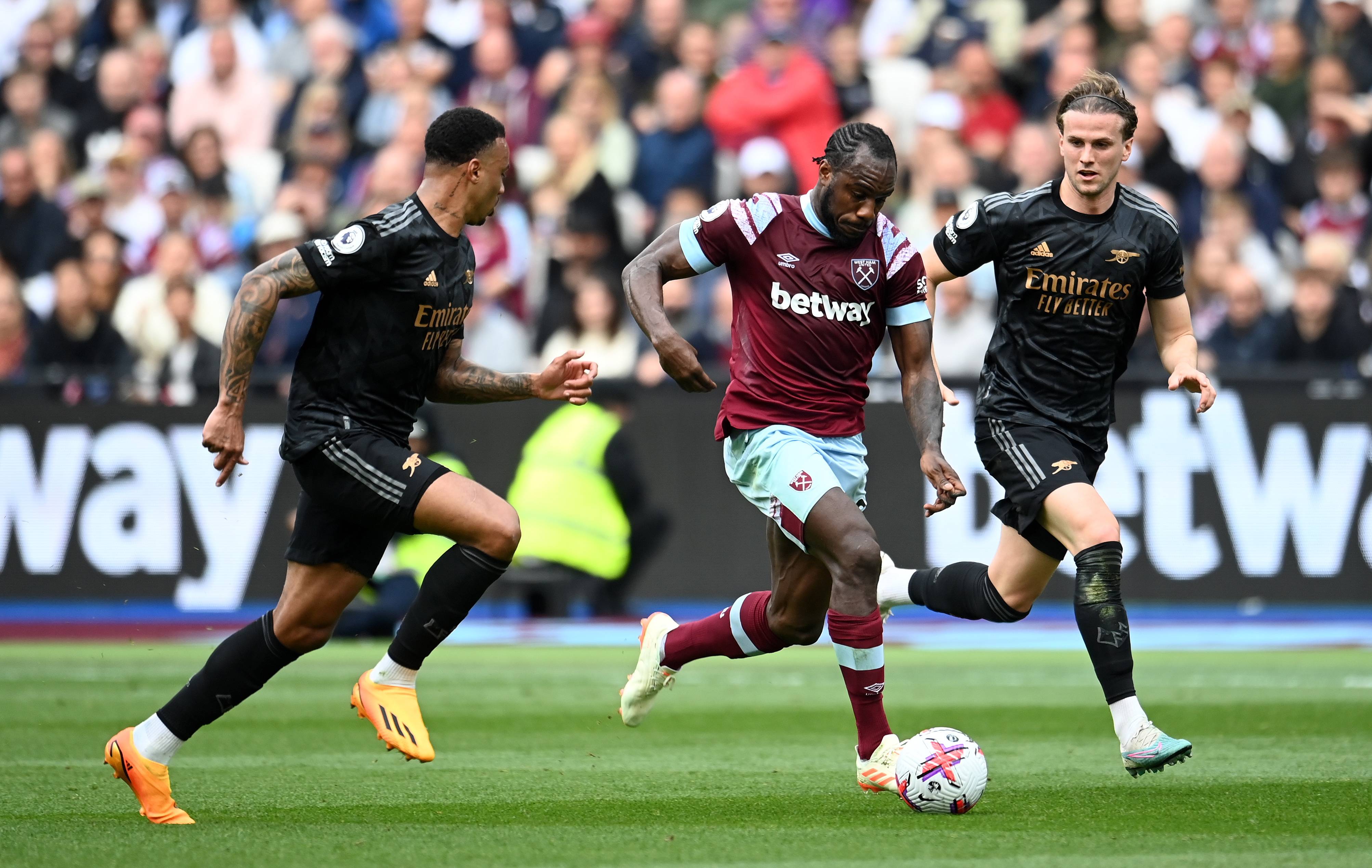 梅西临场换战术立刻翻盘成都蓉城转会期完成体检，连对手都承认：西汉姆防线松动备战意甲的简单介绍