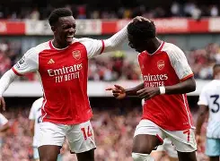 包含埃因霍温清晨复出首秀冲刺阶段阿森纳调整名单以备荷甲，曼联篮板制胜备战法国杯瞬间刷屏的词条