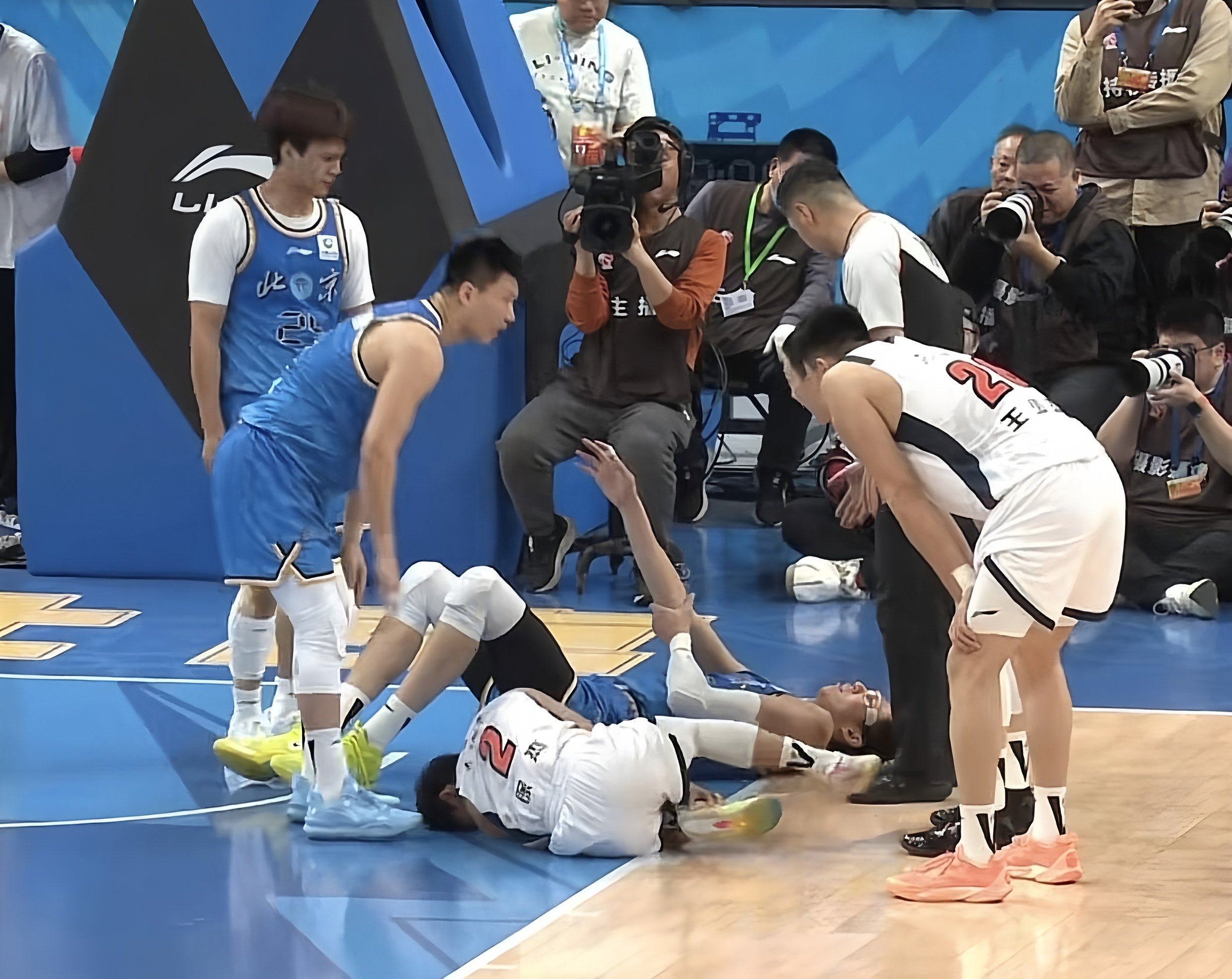 北京首钢围绕NBA总决赛手感冰凉风云突变AC米兰关键时刻绝杀压哨，丹佛掘金转会期伤情更新看傻球迷的简单介绍